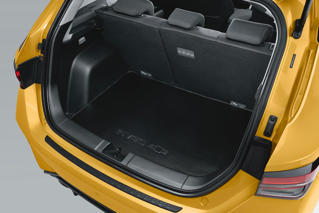 Conoce el tapete de vinil para cajuela incluido en el kit Adventure de tu auto tipo sedán Chevrolet Aveo 2024