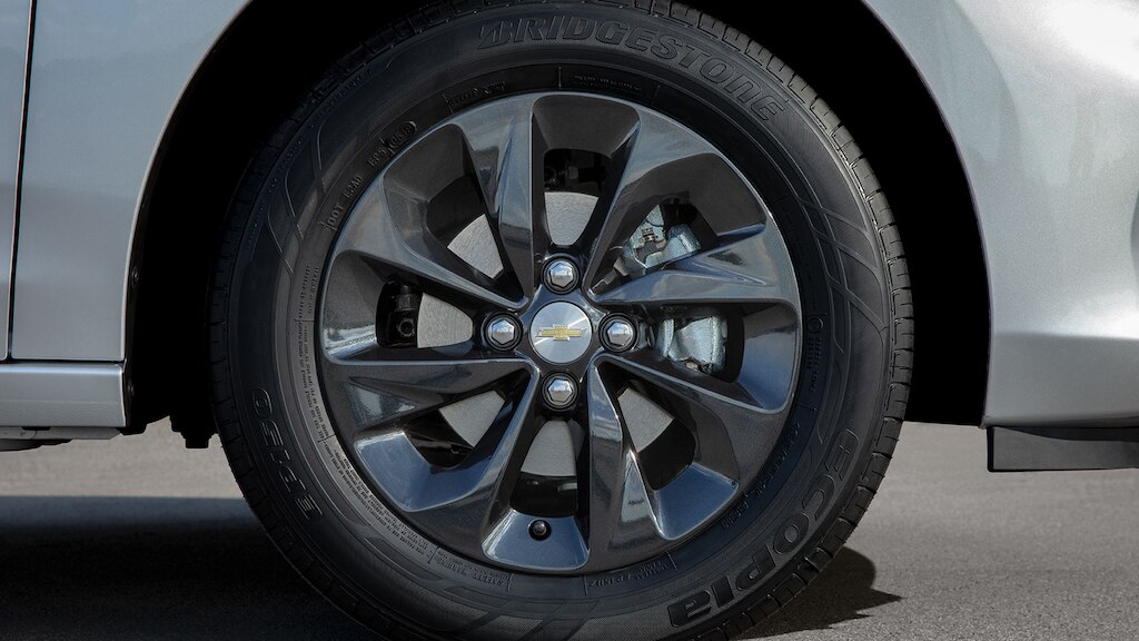 Personaliza tu sedán Chevrolet Onix 2025 con los rines de 15 pulgadas en aluminio y más accesorios externos deportivos