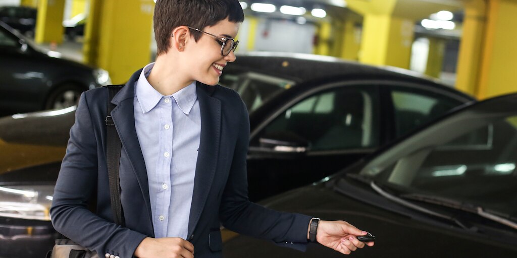 Joven interesada en vender su auto con uno de nuestros distribuidores Chevrolet