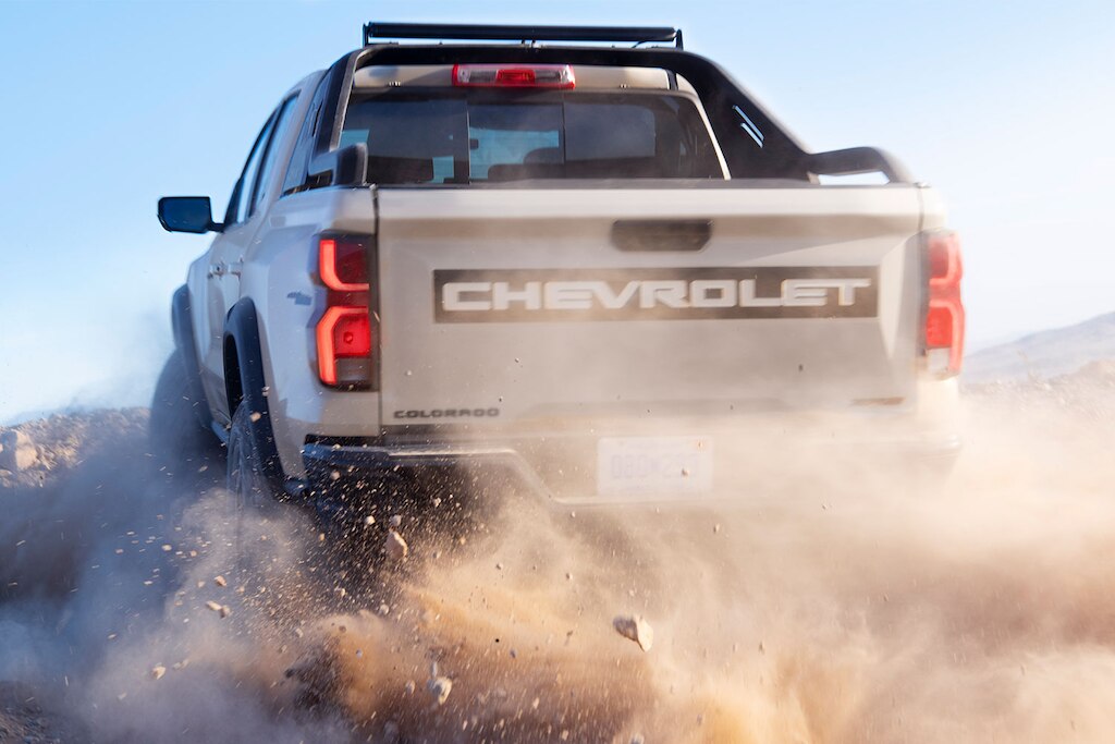 Colorado 2024, camioneta con calcomanía para puerta de caja Chevrolet