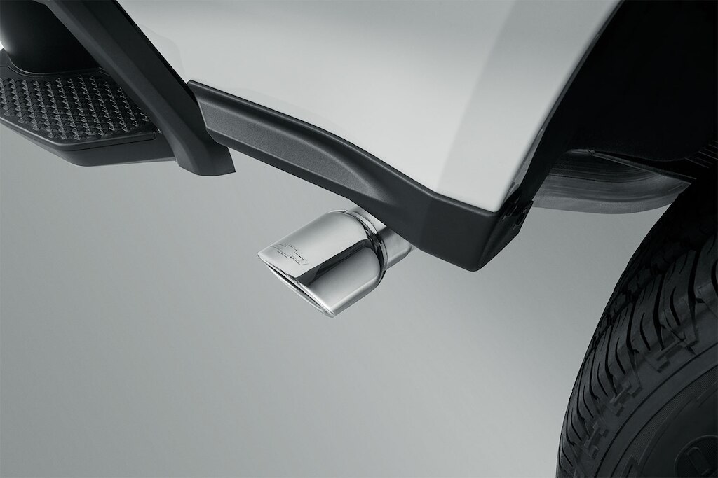 Puntas de escape cromadas con emblema para tu camioneta todoterreno 4x4 Chevrolet Colorado 2024.