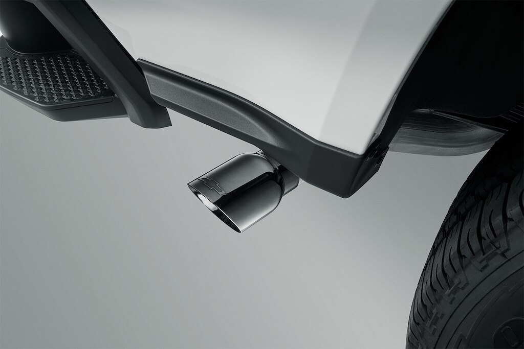 Puntas de escape en negro con emblema Chevrolet para tu camioneta todoterreno 4x4 Colorado 2024.