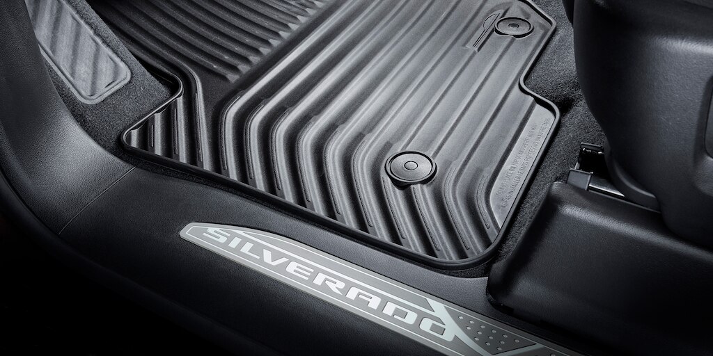 Protectores de solera negro con emblema Silverado para camioneta de trabajo Chevrolet 2025