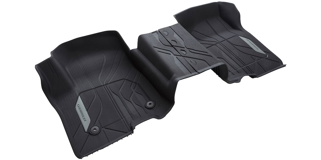 Tapete de vinil rígido 1ra fila en negro con logotipo Chevrolet para tu camioneta Silverado Turbo 2025
