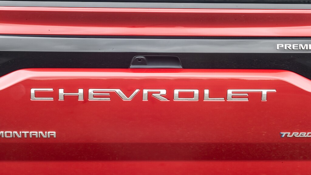 Instala el emblema cromado para la tapa de caja de tu Chevrolet Montana 2025 camioneta pickup compacta