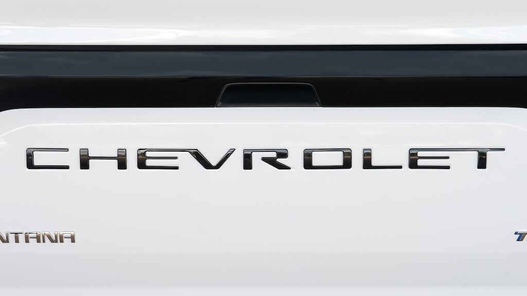 Instala el emblema negro para la tapa de caja de tu Chevrolet Montana 2025, tu pickup compacta
