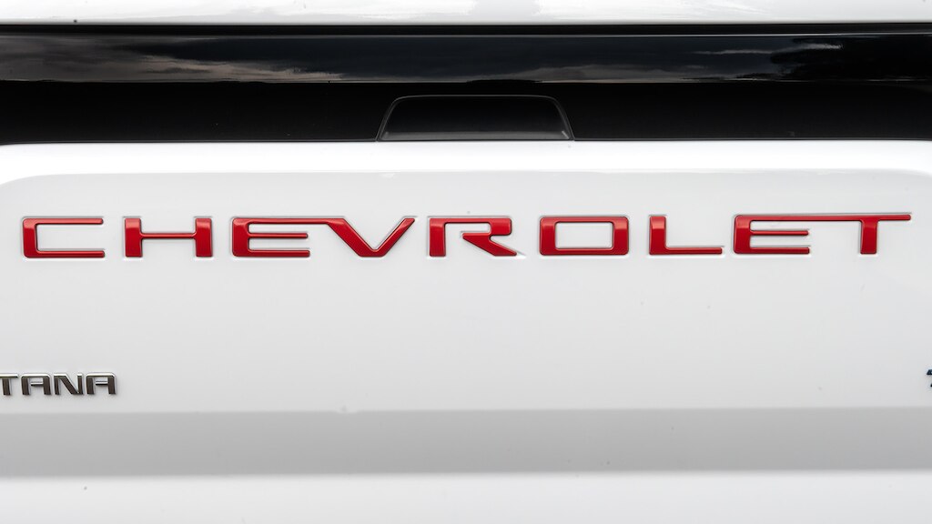 Instala el emblema rojo para la tapa de caja de carga de tu camioneta Chevrolet Montana 2025