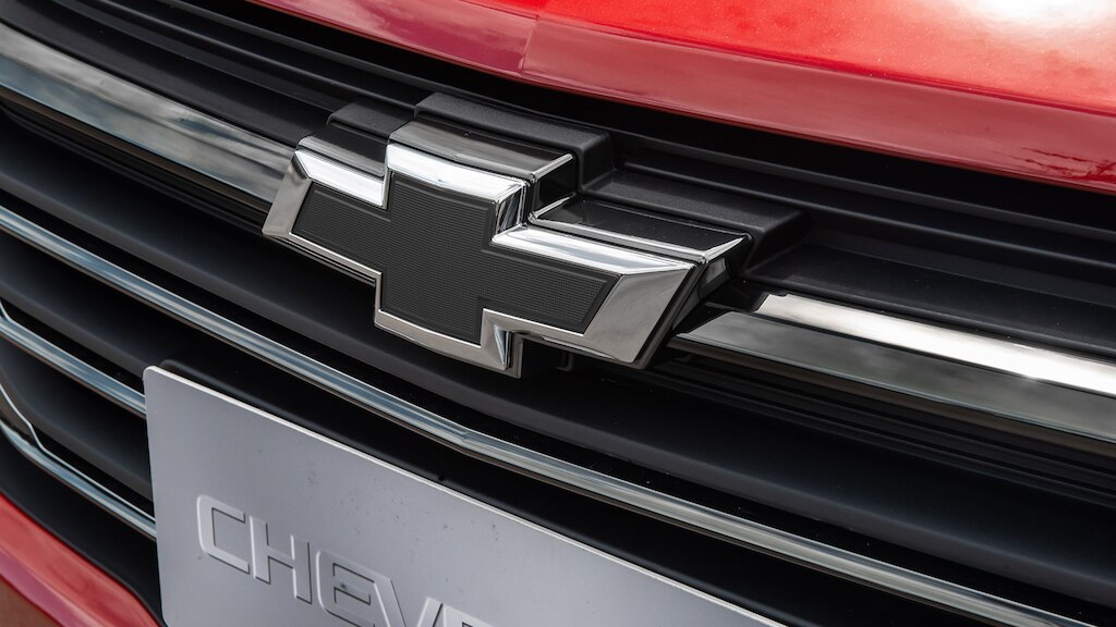 Personaliza tu camioneta Chevrolet Montana 2025 con el emblema delantero en color negro