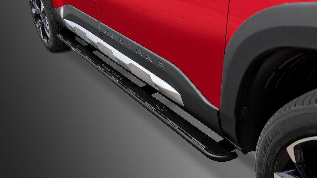 Facilita el acceso a tu Chevrolet Montana 2025 con los estribos integrados laterales color negro