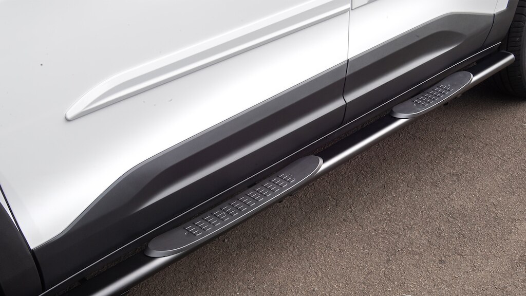 Facilita el acceso a tu Chevrolet Montana 2025 con los estribos tubulares laterales color negro