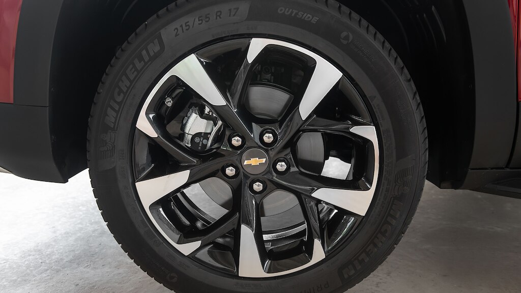 Adquiere los rines de aluminio de 17 pulgadas color carbon flash para tu camioneta Chevrolet Montana 2025