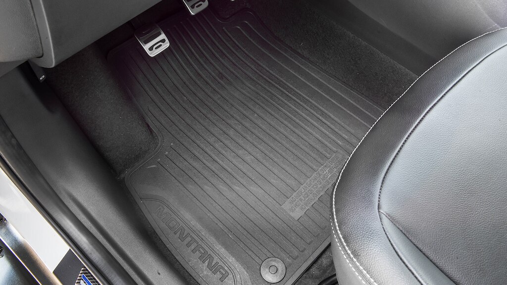 Protege el piso de tu camioneta Chevrolet Montana 2025 con el juego de tapetes en vinil